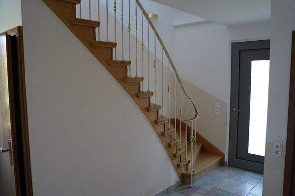 EG Flur mit Treppe