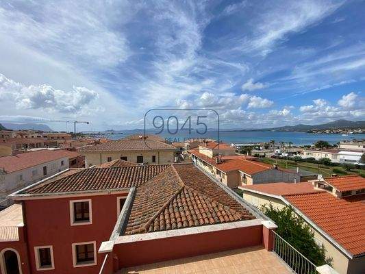 Penthouse mit Panoramaterrasse und atemberaubendem Meerblick in Golfo Aranci 