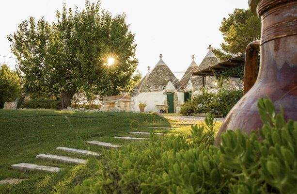Ostuni – herrliches Areal mit Trulli und Pool