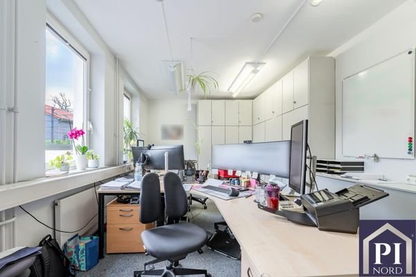 Großes Büro im Erdgeschoss