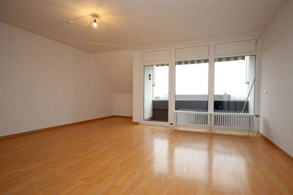 Wohnzimmer mit Balkon_01.JPG