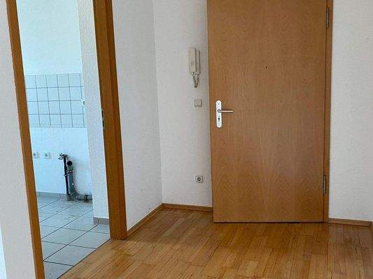 Blick vom Wohnzimmer in Küche u. Wohnungstür