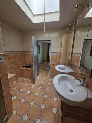 Duschbad Zugang Schlafzimmer.jpg