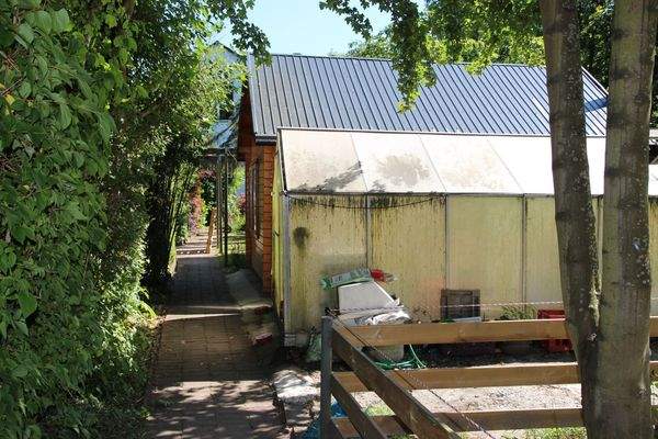 Gewächshaus und eingezäunter Tierbereich