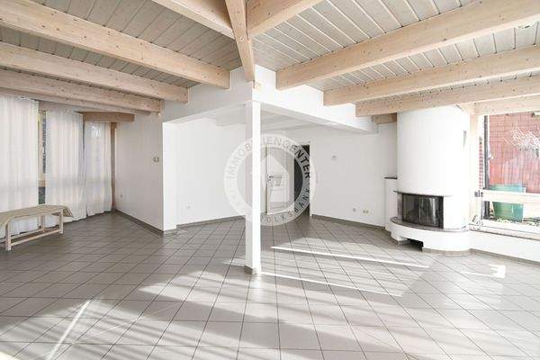 Das weitläufige und helle Wohnzimmer