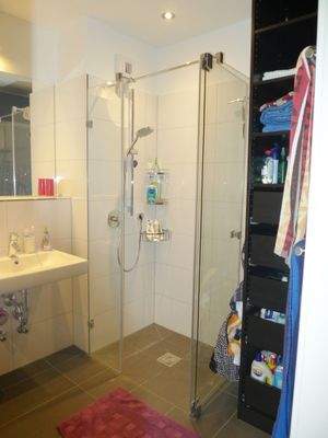 Bad mit bodenebener Dusche