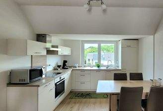 Einbauküche mit Essplatz