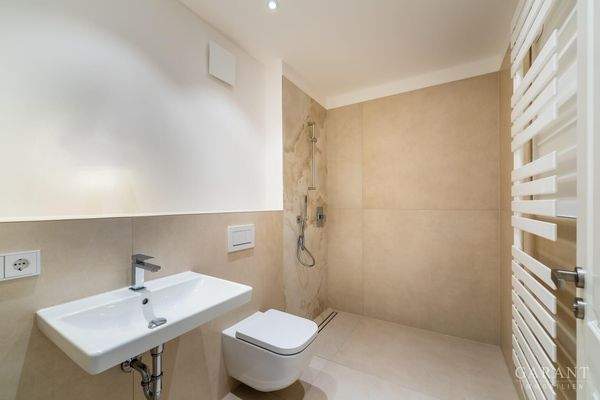 Kinder-Badezimmer OG