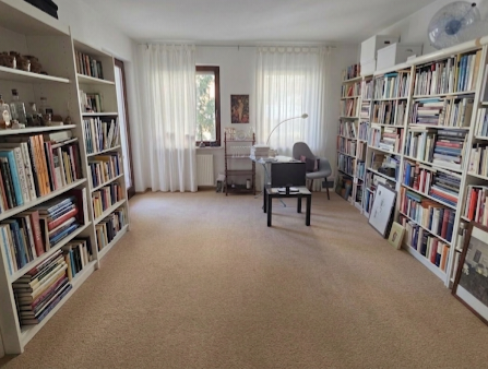 Arbeitszimmer mit Zugang zum Balkon