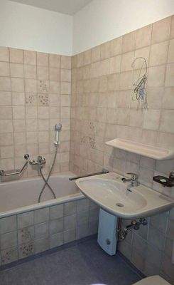 Bad mit Wanne und Dusche