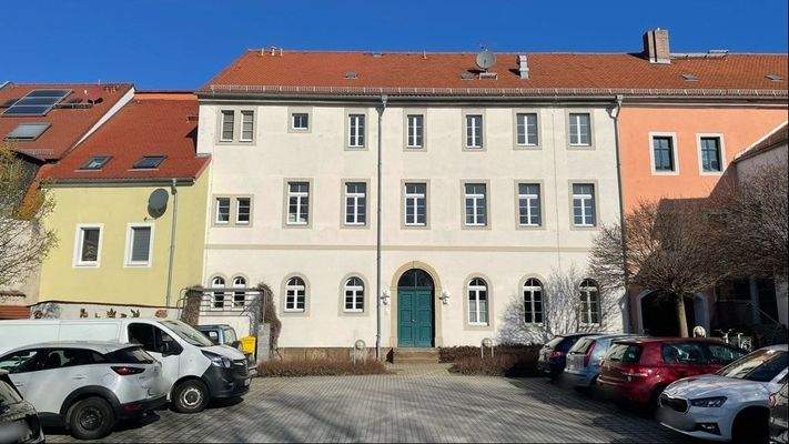 Hofansicht mit Stellplätzen