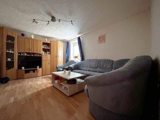 Wohnung 2 Wohnzimmer: Weiche Formen und warme Töne – ein Raum zum Zurücklehnen