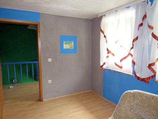 Eines der Zimmer im OG