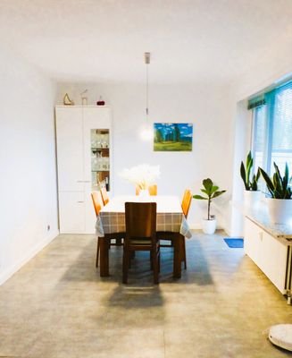 Essbereich mit Zugang zum Balkon