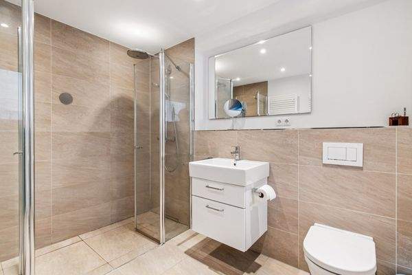 Großzügiges en suite-Duschbad