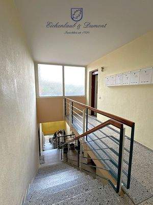 Treppenhaus mit Aufzug
