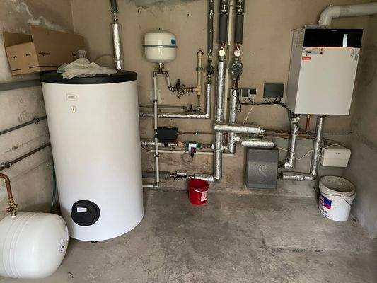 Zentrale Heizungsanlage mit WW-Speicher Bj. 2024