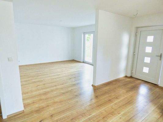 Küche gen Eingang und Wohnen