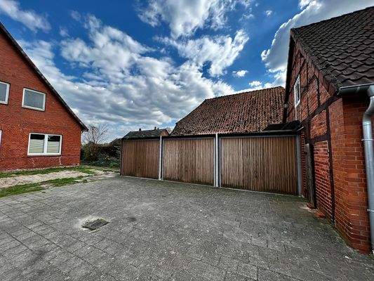 Hoffläche mit Garagen 