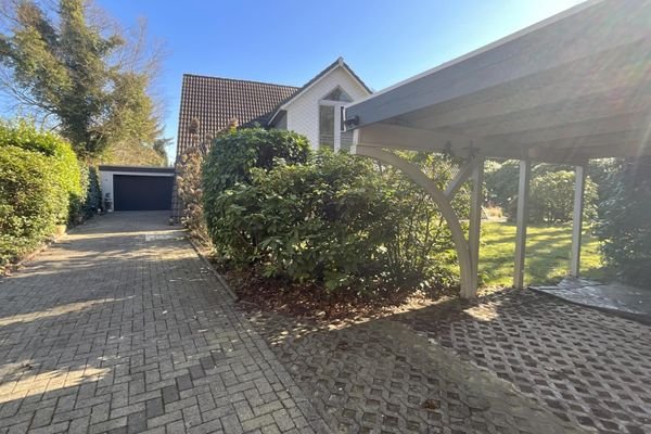Große Garage und Carport