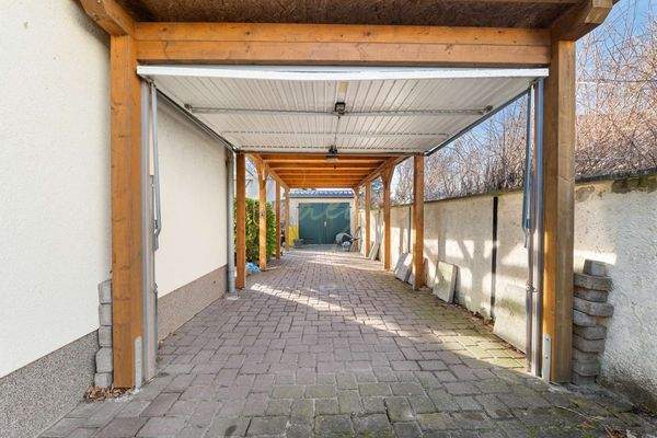 Carport und Garage