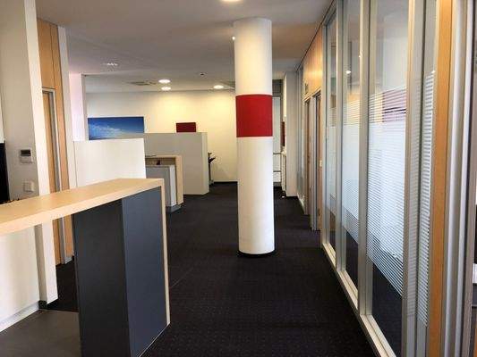 Flurbereich mit lichtdurchfluteten Büros