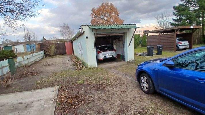 Garage mit Werkstatt und Stellplatz