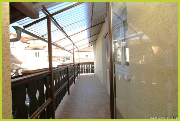 überdachter Balkon