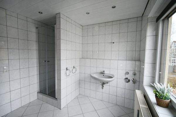 Bad, Dusche und Waschbecken