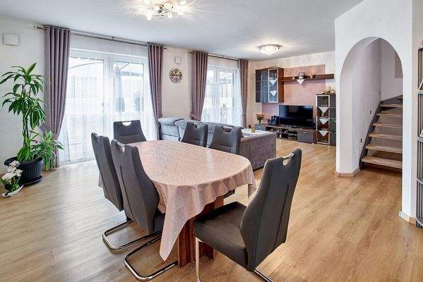 Essplatz mit Blick in den Wohnbereich