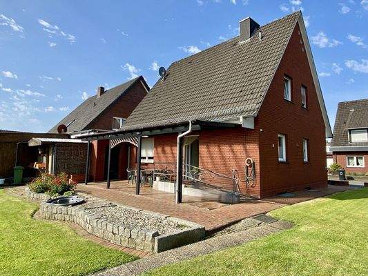 Rückansicht mit überdachter Terrasse