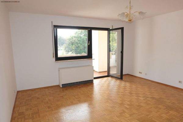 Wohn- Esszimmer mit Zugang Loggia