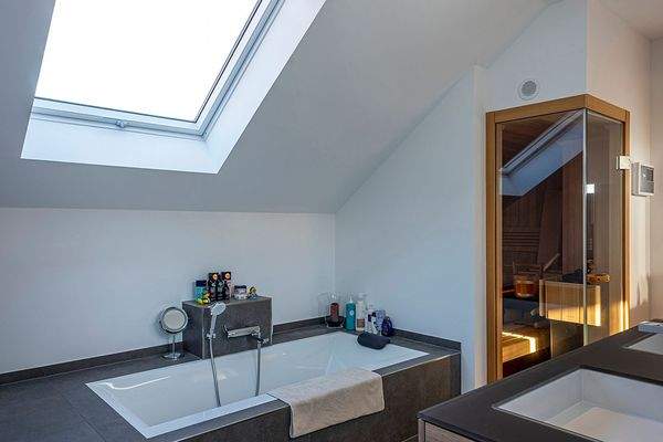 Blick ins Bad und Dusche 2.jpg