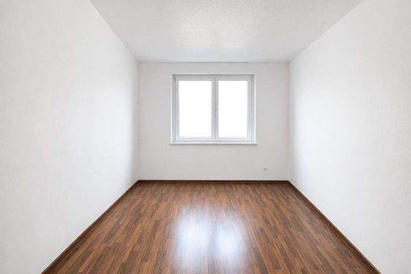 Büro ohne Möbel (KI)