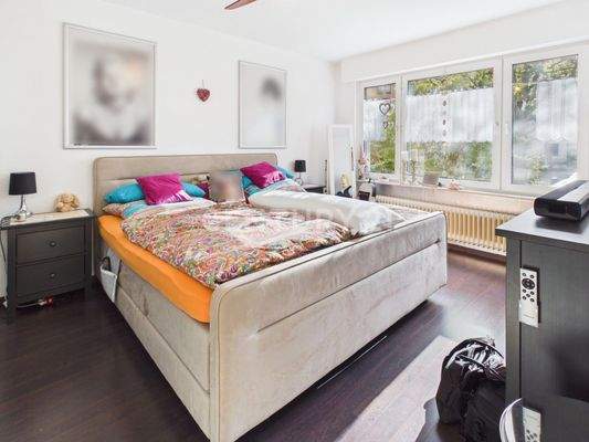 Großzügiges Schlafzimmer