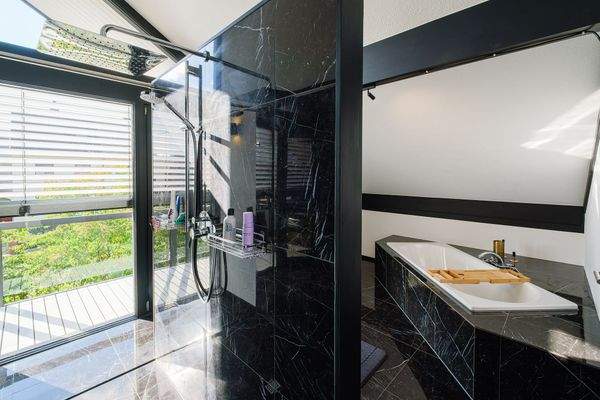 Masterbad mit Balkonzugang