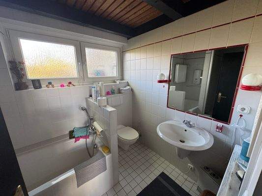 Vollbad mit separater Dusche