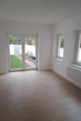 Wohnzimmer mit Blick in den Garten