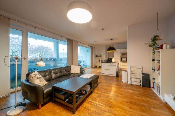 Helles geräumiges Wohnzimmer mit bodentiefen Terassentüren