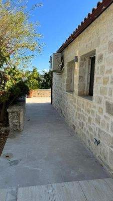 Kreta, Kournas: Malerisches Steinhaus mit bezauberndem See- und Meerblick zu verkaufen