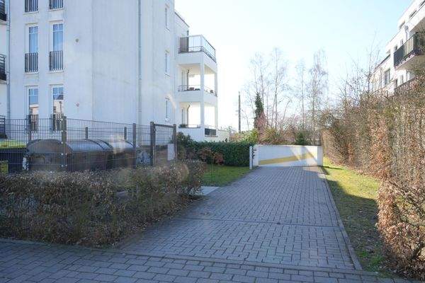 Tiefgaragen Ein- und Ausfahrt