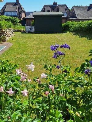 Garten mit Gartenhäuschen.