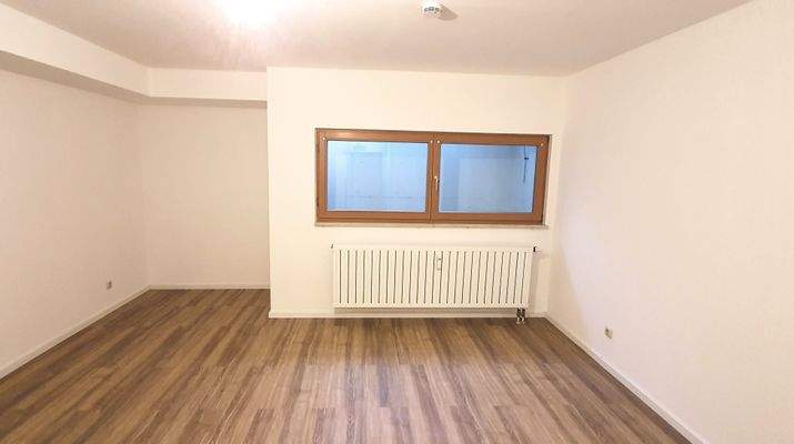 Großzügiger Hobbyraum mit Fenstern