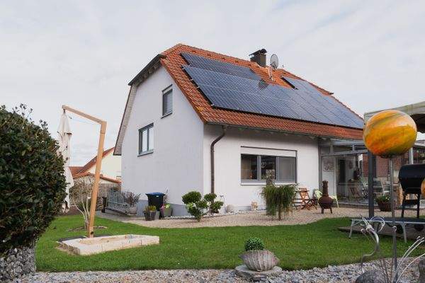 Hausansicht mit PV Anlage 