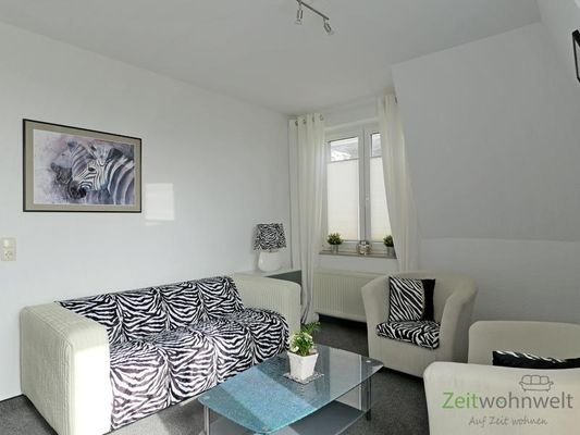 Sofa und Sessel im Wohnzimmer