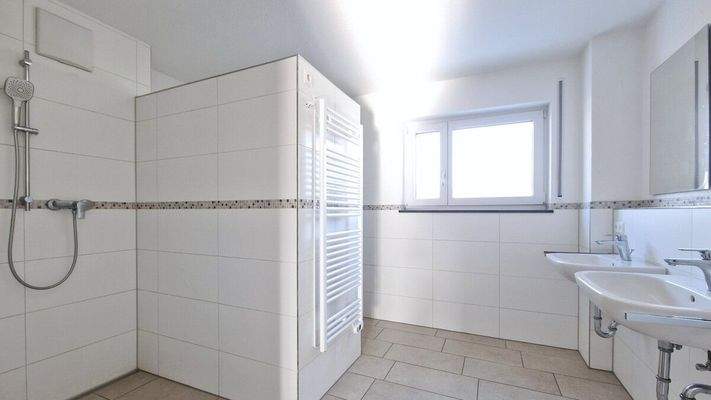 Bad mit bodentiefer Dusche