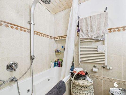 Badezimmer mit Whirlpoolwanne