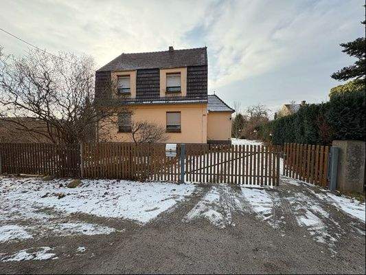 Wohnhaus mit Grundstückseinfahrt