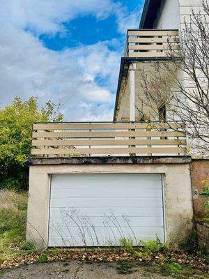 Große Garage und Balkone