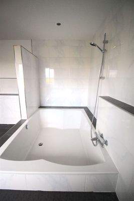 große Badewanne/Dusche